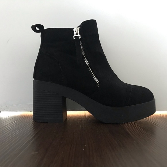 Black boots - Picture 1 of 2